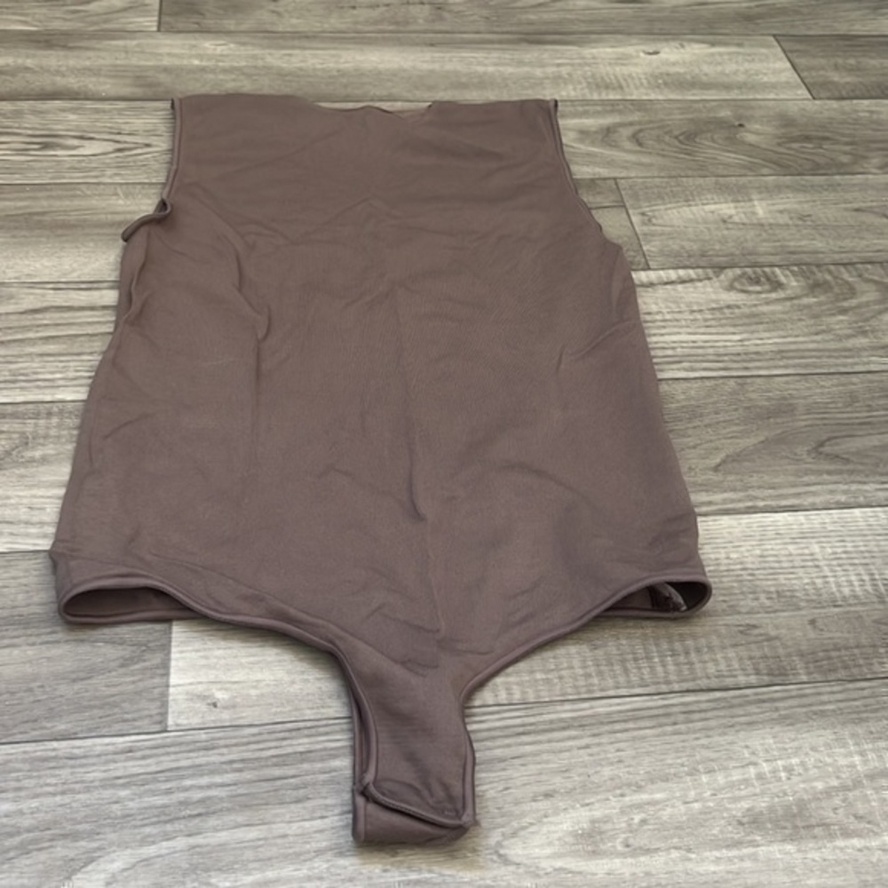 Skims Essential Crew Neck Sleeveless - Picture 9 of 10